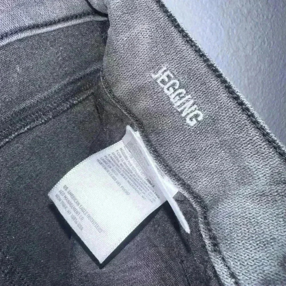 American Eagle Woman’s Jegging Jeans, Gray, distressed, Size 2 - Picture 10 of 16